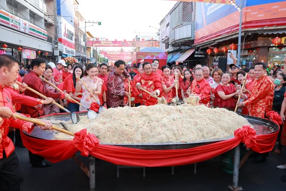 &ldquo; พ่อเมืองเพชรฯ โชว์ผัดหมี่ซั่วกระทะยักษ์&rdquo; เปิดงานตรุษจีนปี 69 ตื่นตา "มังกรลอดซุ้มไฟ-ต่อตัวพ่นพลุ ชวนไหว้เจ้าเสริมเฮง 16-20 ก.พ. นี้