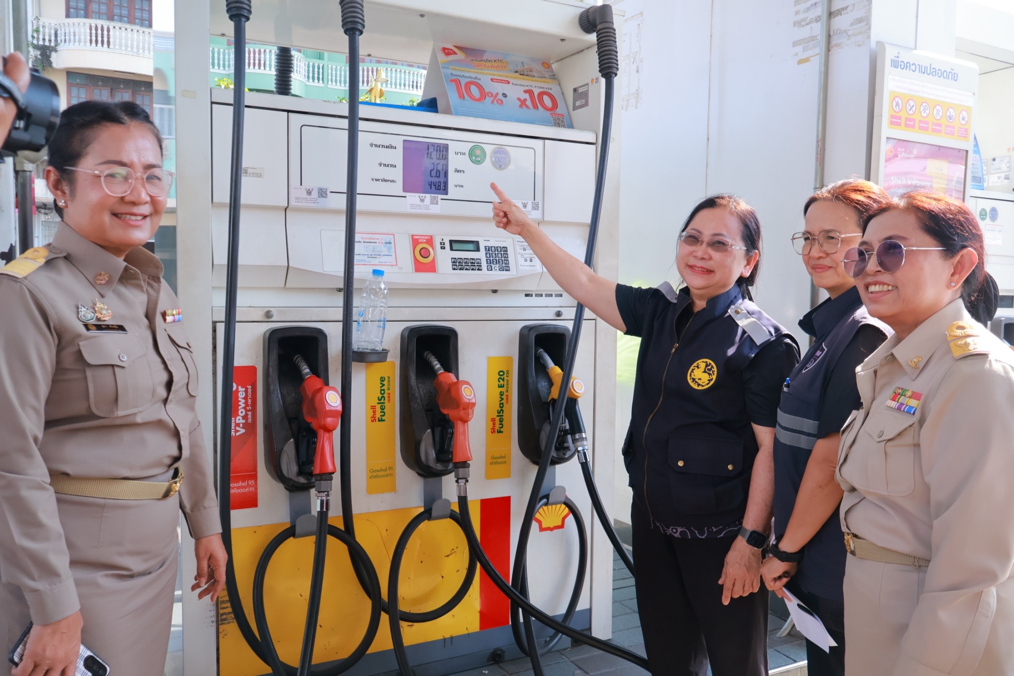 รองผู้ว่าฯ เพชรบุรี นำทีมตรวจเข้มปั๊มน้ำมัน ยันเชื้อเพลิงมีเพียงพอ วอน ปชช. อย่าตื่นตระหนกแห่กักตุน