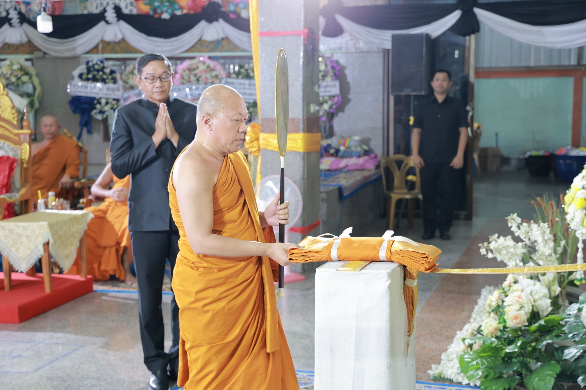 สมเด็จพระสังฆราช โปรดประทานผ้าไตรและไม้จันทน์ ในพิธีฌาปนกิจศพนางเจียน อกอ่อน