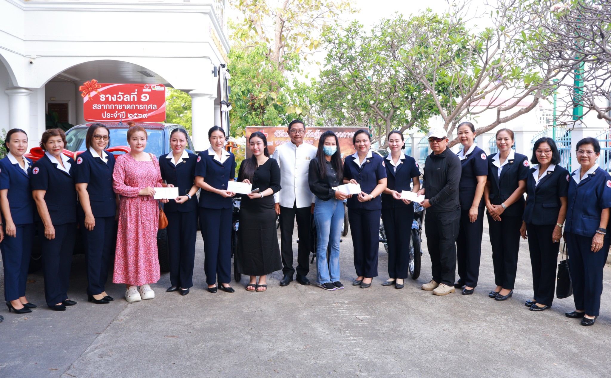 ผู้ว่าฯ เพชรบุรี มอบโชคใหญ่! ส่งมอบรถกระบะและจักรยานยนต์แก่ผู้โชคดีสลากกาชาดการกุศล ประจำปี 2569 ย้ำรายได้ทั้งหมดมุ่งช่วยกลุ่มเปราะบาง