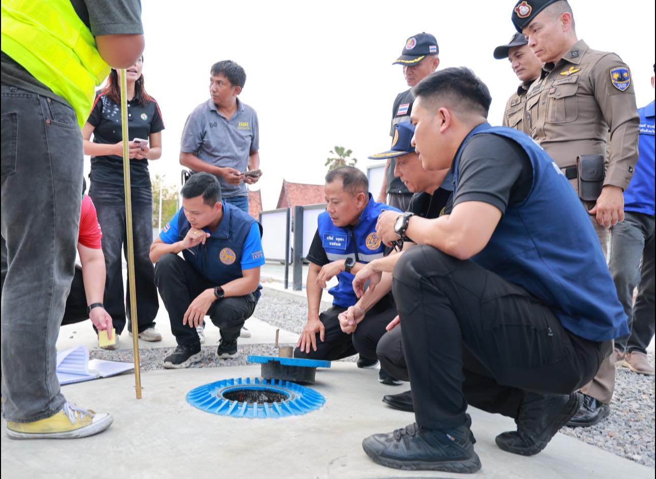 ปลัดจังหวัดเพชรบุรี นำทีมบูรณาการลงพื้นที่สุ่มตรวจปั๊มน้ำมัน สถานการณ์ปกติ ไร้การกักตุน ขณะที่สถานประกอบการร่วมมือบริหารจัดการน้ำมันที่มีอยู่ ให้บริการประชาชนอย่างทั่วถึง