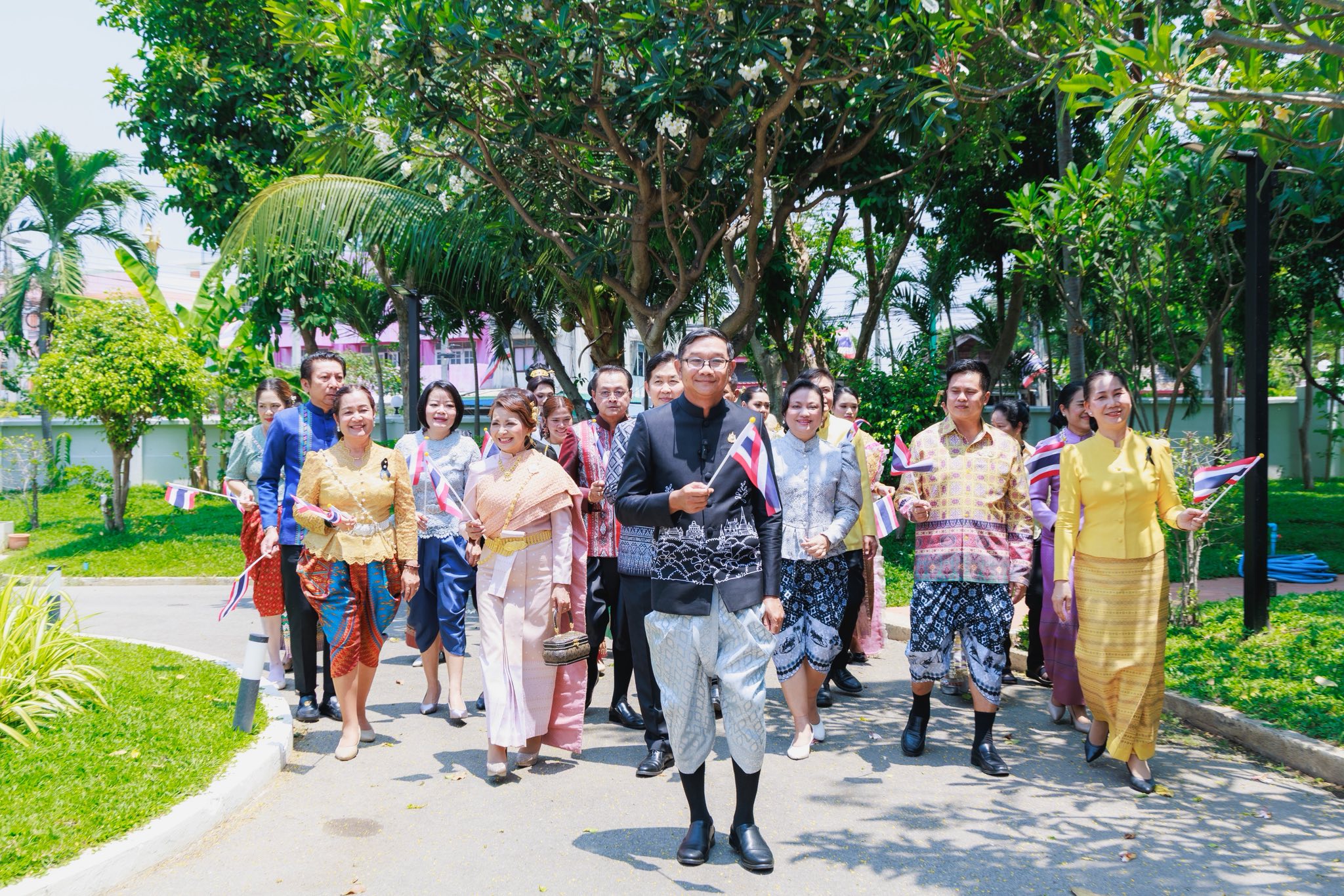 ผู้ว่าฯ เพชรบุรี นำร่องแคมเปญ &ldquo;ภูมิใจแต่งไทยทั้งแผ่นดิน&rdquo; ชวนชาวเมืองเพชรนุ่งผ้าท้องถิ่น สืบสานมรดกทางวัฒนธรรม