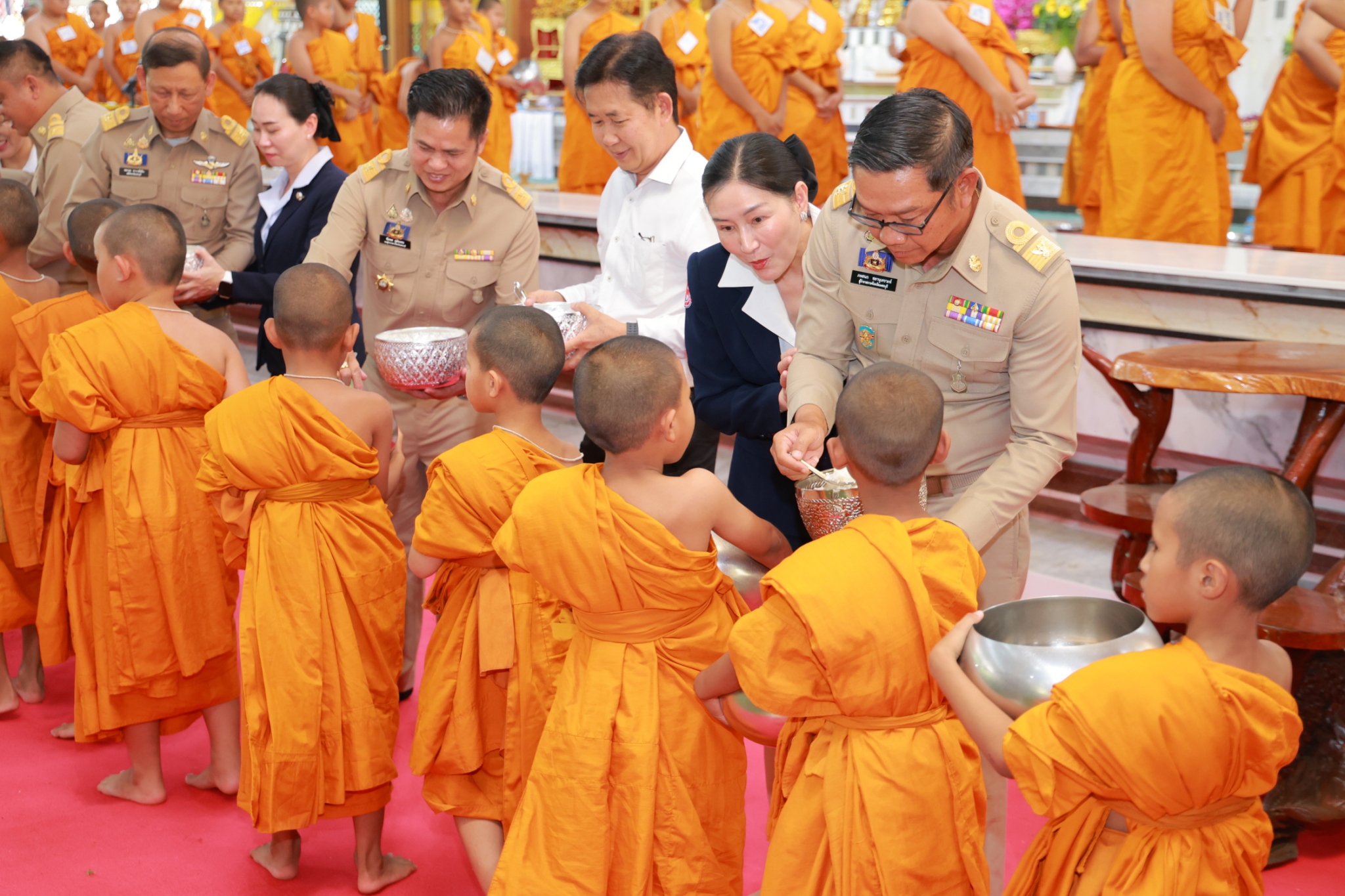 ผู้ว่าราชการจังหวัดเพชรบุรี นำพุทธศาสนิกชนร่วมถวายภัตตาหารเพล โครงการบรรพชาสามเณรและบวชศีลจาริณีภาคฤดูร้อน เพื่อถวายเป็นพระราชกุศลฯ และเฉลิมพระเกียรติฯ