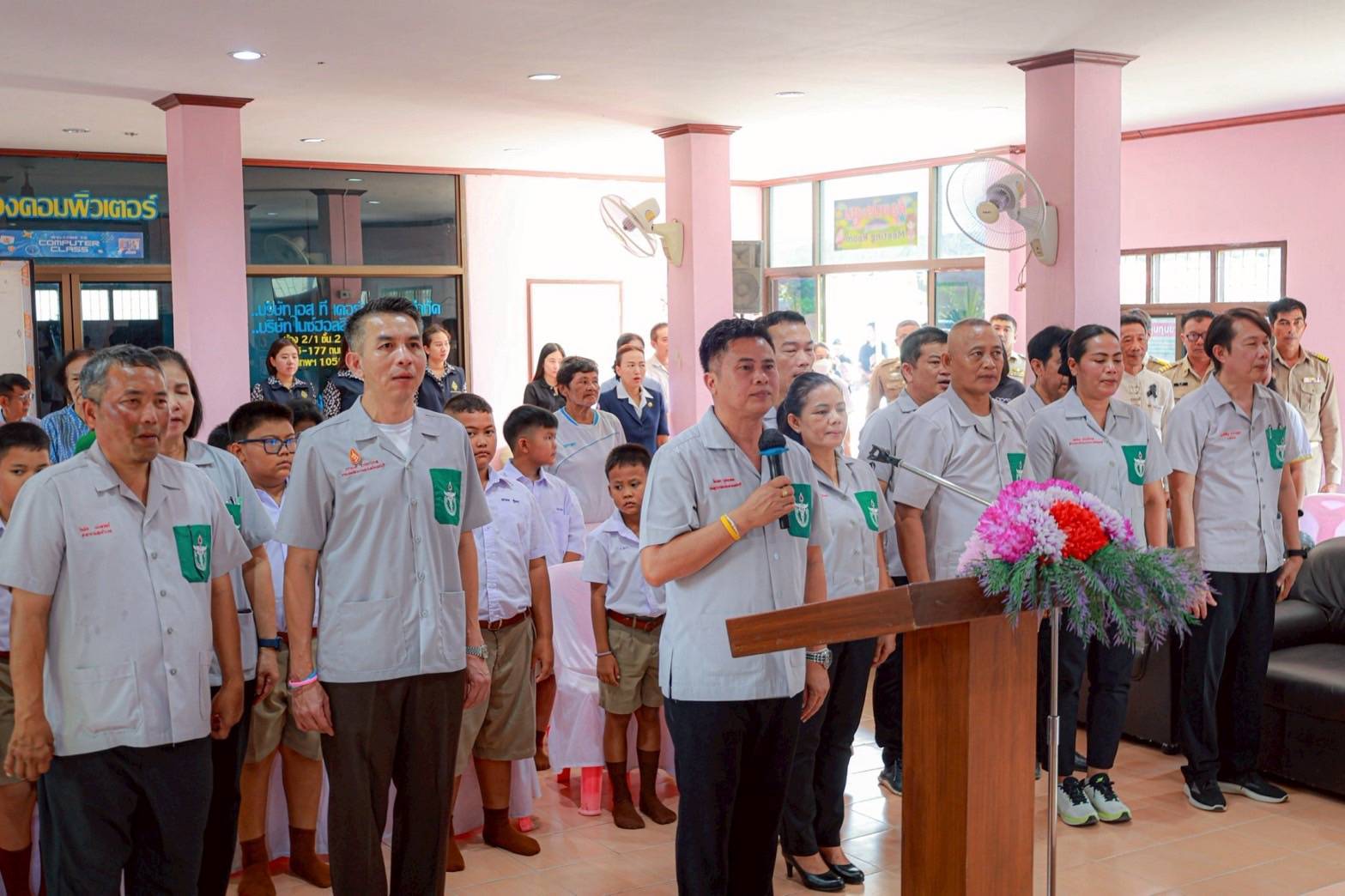 รองผู้ว่าราชการจังหวัดเพชรบุรี ตรวจเยี่ยมหน่วยแพทย์เคลื่อนที่ พอ.สว. ออกให้บริการทางการแพทย์และเยี่ยมกลุ่มเปราะบาง ณ โรงเรียนบ้านดอนมะกอก อำเภอชะอำ