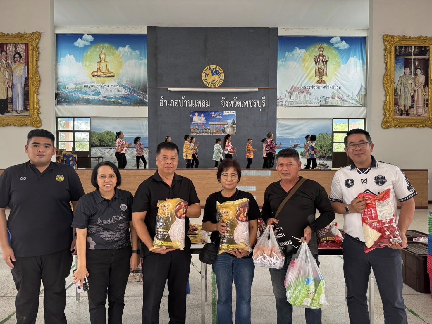 อำเภอบ้านแหลมจัดกิจกรรม &ldquo;ไทยช่วยไทย&rdquo; จำหน่ายสินค้าราคาประหยัด ลดภาระค่าครองชีพและกระตุ้นเศรษฐกิจฐานราก