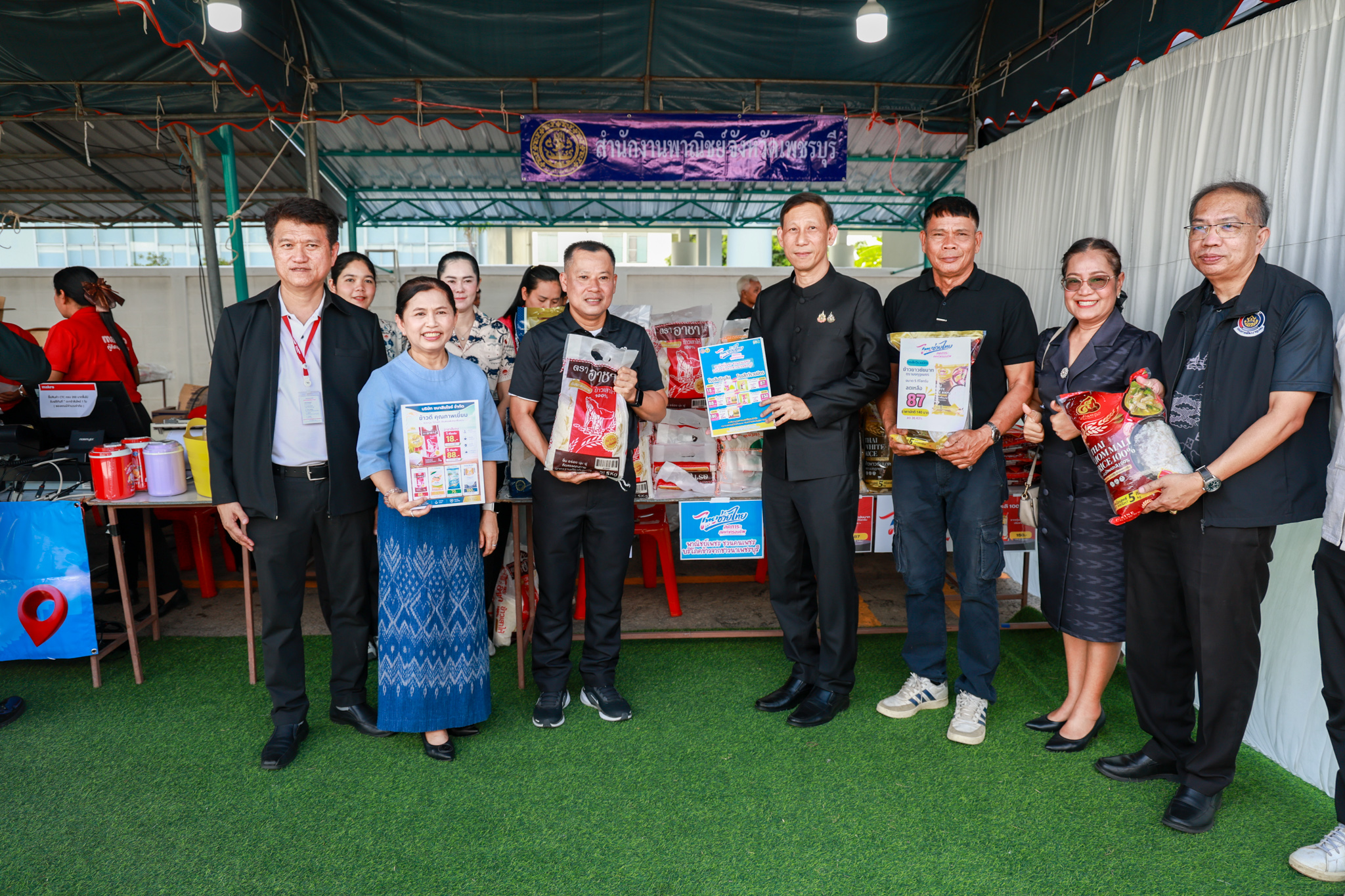 จังหวัดเพชรบุรี ขานรับนโยบายของรัฐบาล จัดกิจกรรม "ไทยช่วยไทย ลดภาระค่าครองชีพ ผ่านเครือข่ายรถพุ่มพวง" อำนวยความสะดวกส่งตรงสินค้าถึงหน้าบ้านประชาชน