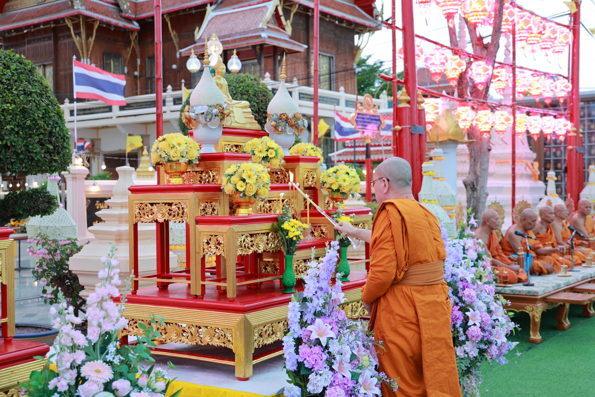 ผู้ว่าฯ เพชรบุรี นำพุทธศาสนิกชนเจริญพระพุทธมนต์-เวียนเทียน สืบสาน &ldquo;1 ล้านดวงประทีปแห่งศรัทธา&rdquo; เนื่องในวันวิสาขบูชาโลก