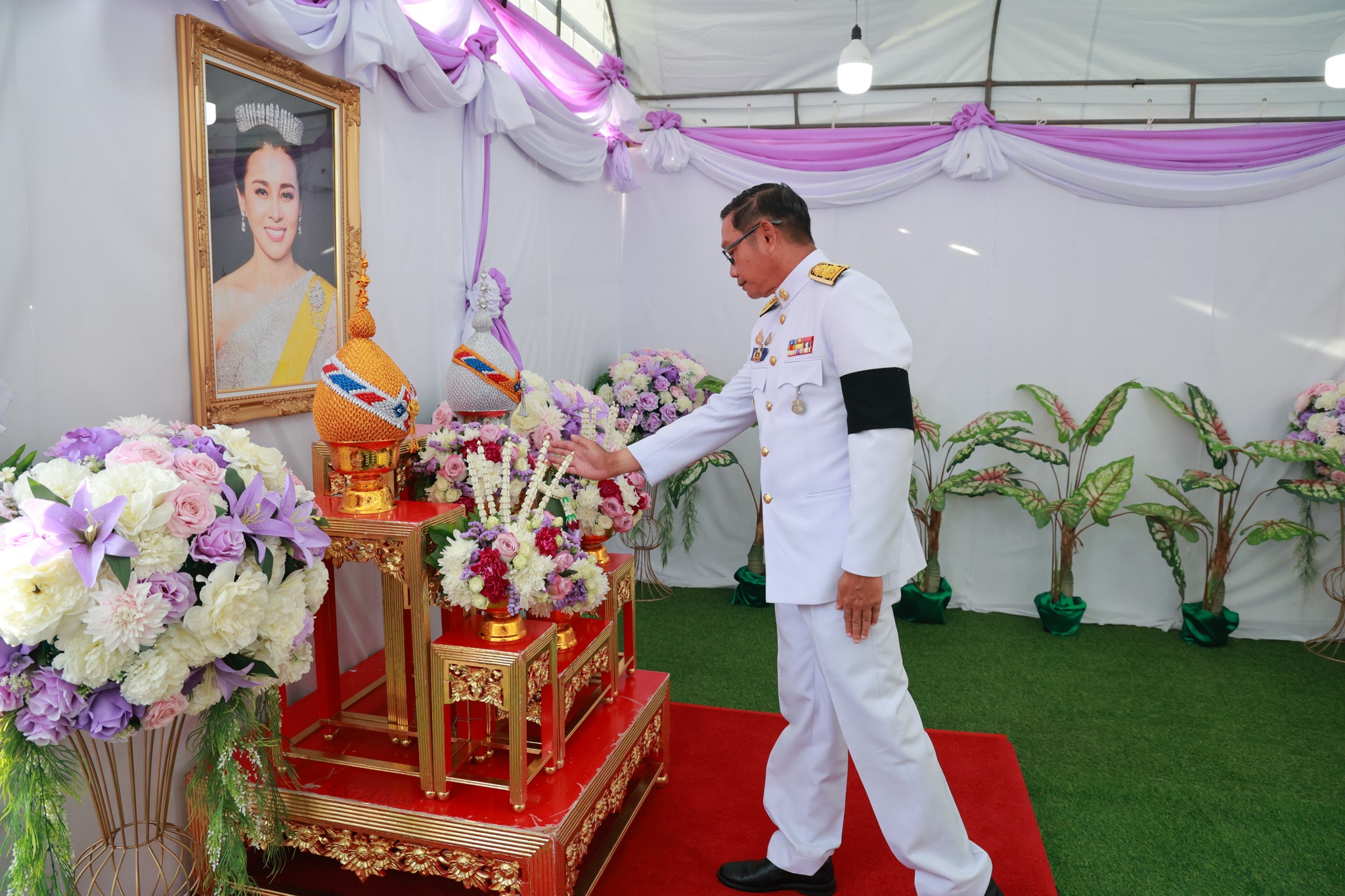 จังหวัดเพชรบุรี จัดพิธีเจริญพระพุทธมนต์และทำบุญตักบาตรพระสงฆ์ จำนวน ๔๙ รูป เพื่อถวายเป็นพระราชกุศล สมเด็จพระนางเจ้าฯ พระบรมราชินี ๓ มิถุนายน ๒๕๖๙ ณ บริเวณลานรัฐพิธี หน้าศาลากลางจังหวัดเพชรบุรี 