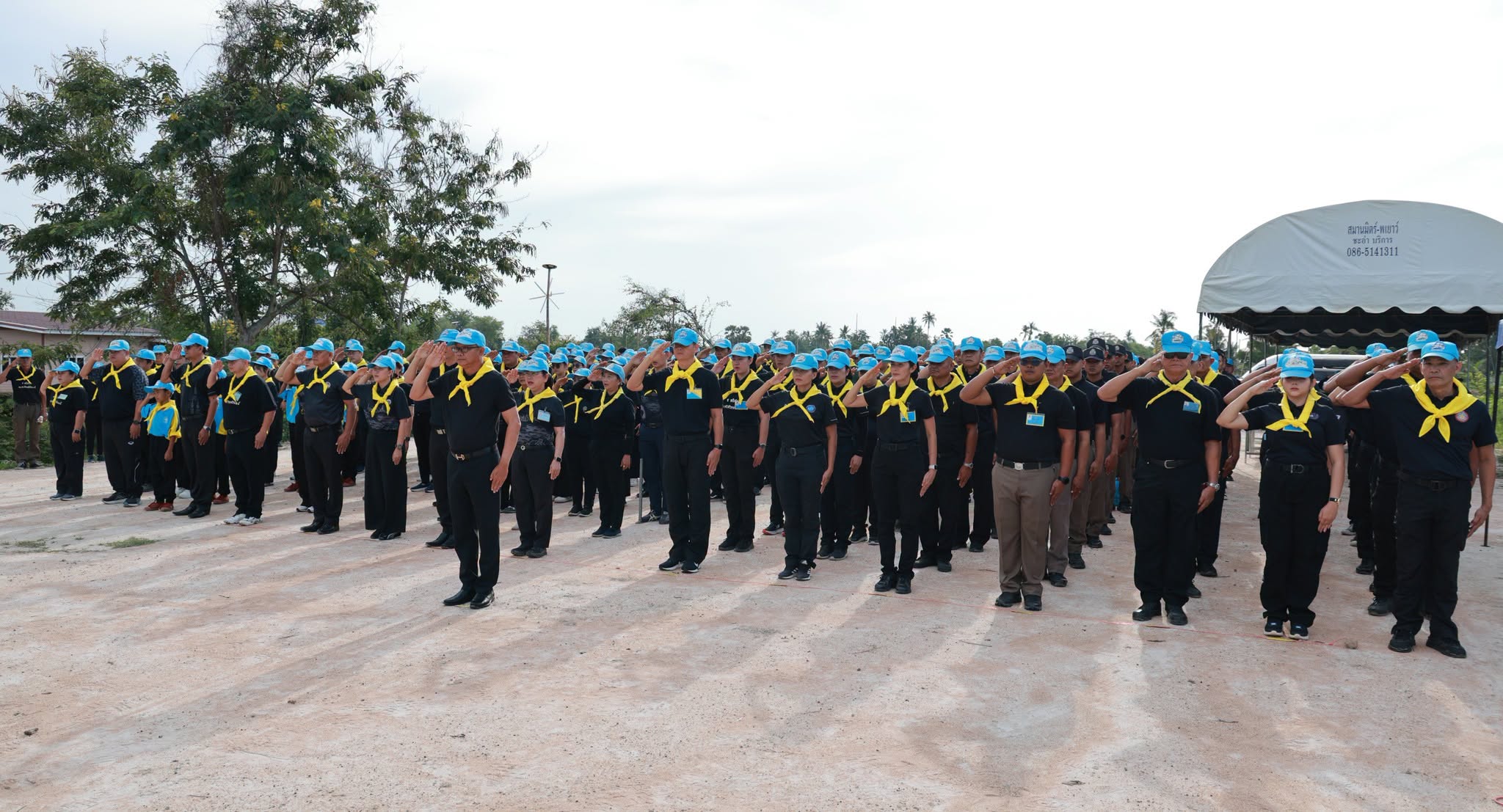 จังหวัดเพชรบุรี จัดกิจกรรมจิตอาสาบำเพ็ญสาธารณประโยชน์ ปลูกหญ้าแฝกอนุรักษ์ดินและน้ำ บริเวณอ่างเก็บน้ำแก้มลิง