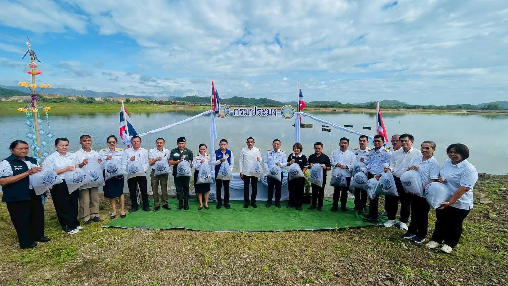 จังหวัดเพชรบุรี จัดพิธีปล่อยพันธุ์สัตว์น้ำ ถวายเป็นพระราชกุศล เนื่องในโอกาสวันเฉลิมพระชนมพรรษา พระบาทสมเด็จพระเจ้าอยู่หัว 28 กรกฎาคม 2569